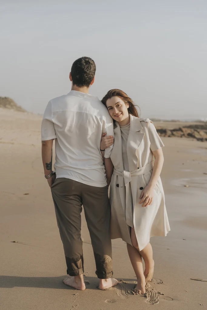 Casal na praia em fevereiro, desfrutando de um momento especial à beira-mar.