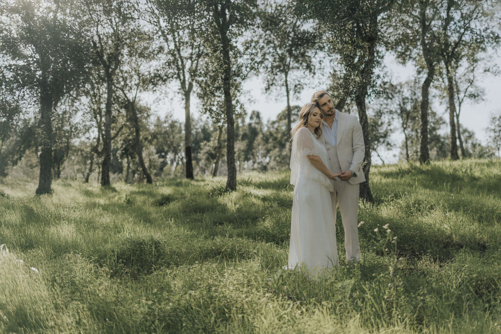 casal abraçado no bosque no casamento.