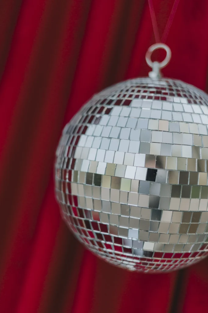 Detalhe da bola de cristal refletindo luz suave, criando um ambiente mágico no casamento.