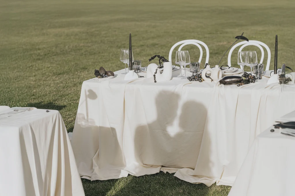 Casal junto ao bolo de casamento, compartilhando um momento especial em meio à celebração.